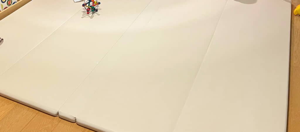 大きなプレイマットを敷いたら……