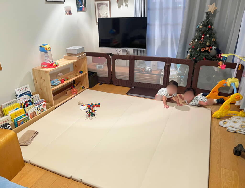 なぜか隙間に集合する赤ちゃんたち