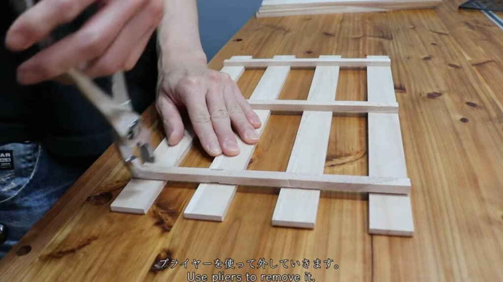 スノコの立て板をプライヤーで挟んではずす