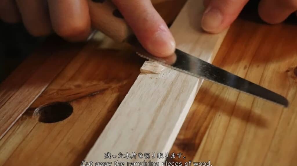 木が残ったらのこぎりで切り取ります