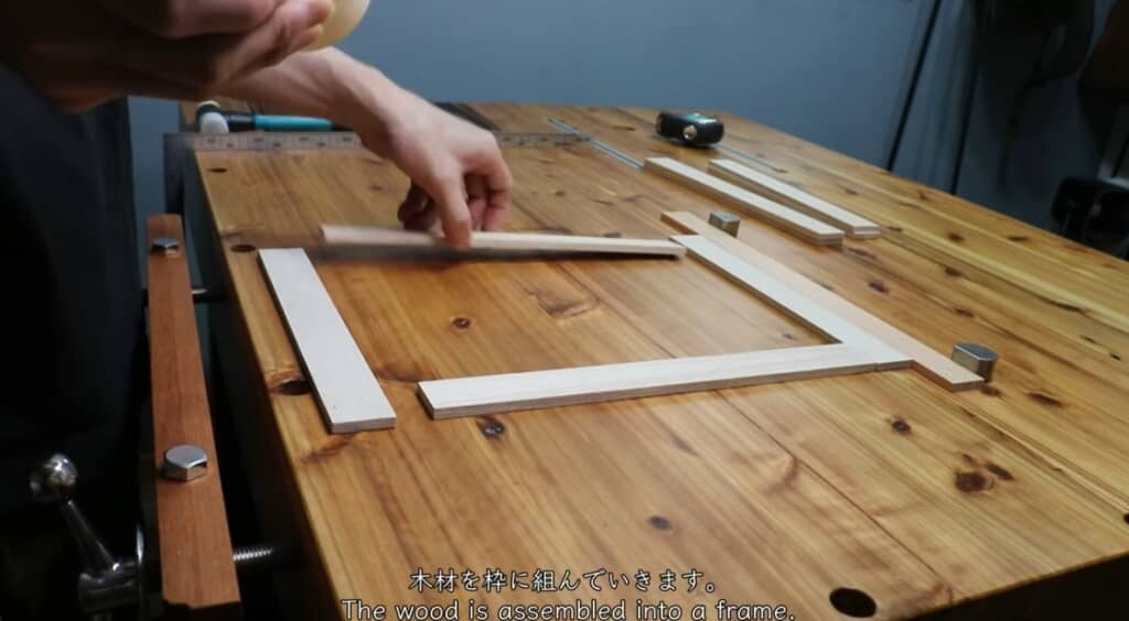 4本の木で木枠を作ります