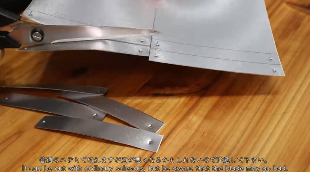 ハサミで切ります