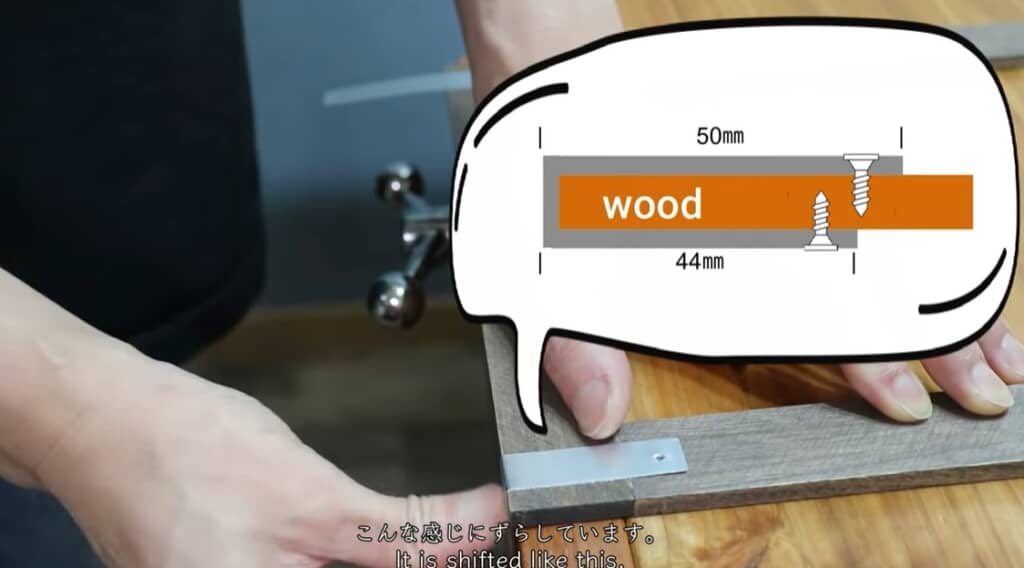 ビスをずらして止められるようにします