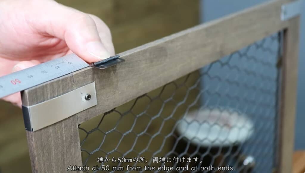 端から50mmのところに蝶番を付けます