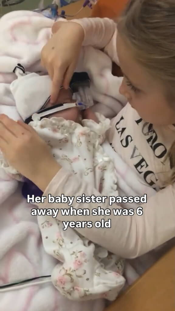 人工呼吸器を付けた妹をあやす6歳の女の子