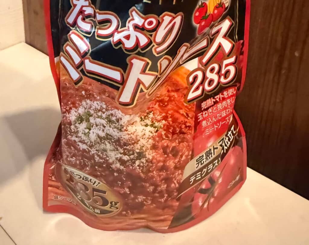 「たっぷりミートソース285」と書かれたレトルトパスタソースのパッケージ