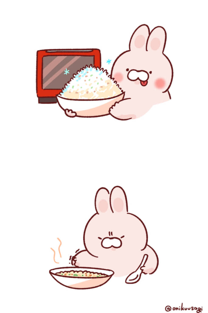 電子レンジの前で山盛りご飯の茶碗を抱えるうさぎのイラストと、茶碗を前にイライラしている様子のうさぎのイラスト