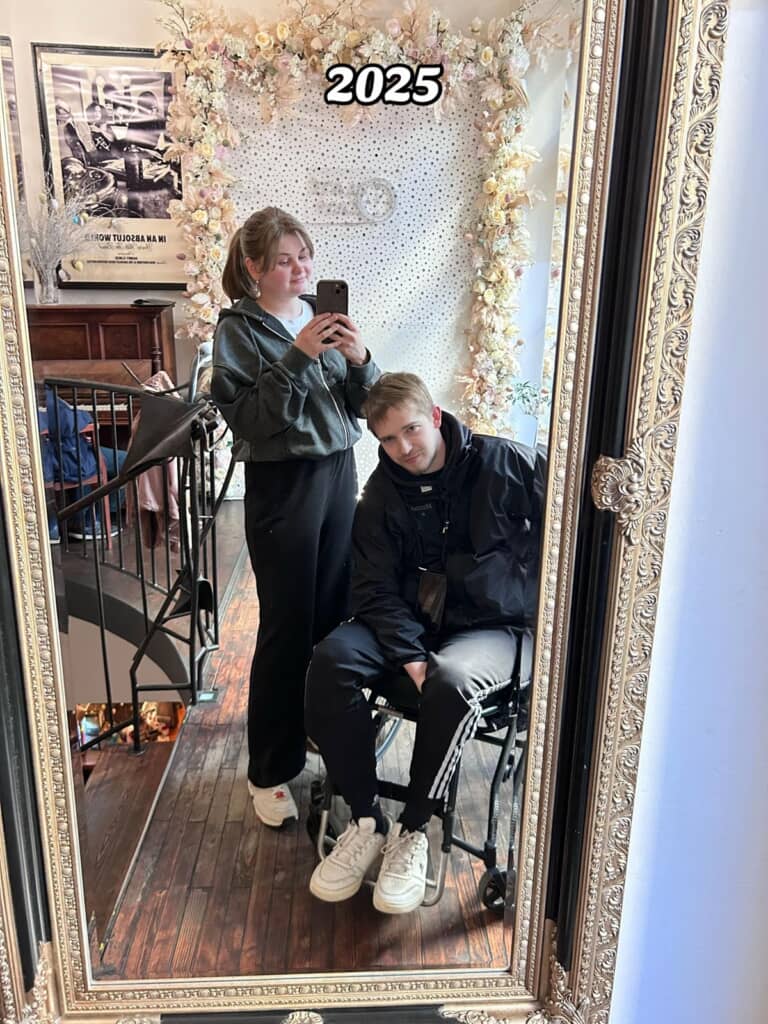 2025年の現在、けがをした男性を支え続ける妻／画像引用：「kravchuk_lesya」（@kravchuk_lesya）さん