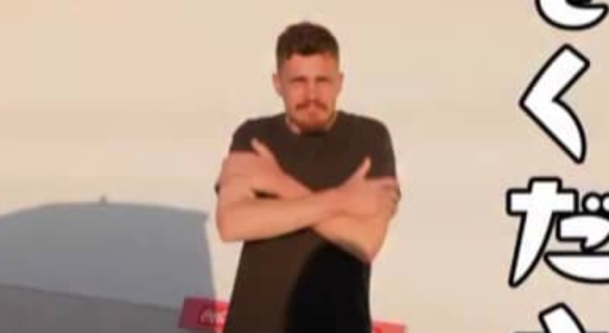 冬服がないドイツ人男性→セカストで200円で購入したのは……　センス光る着こなしに「お買い物上手」「ブランドに見えちゃう」（1/3） | 男性 ねとらぼ