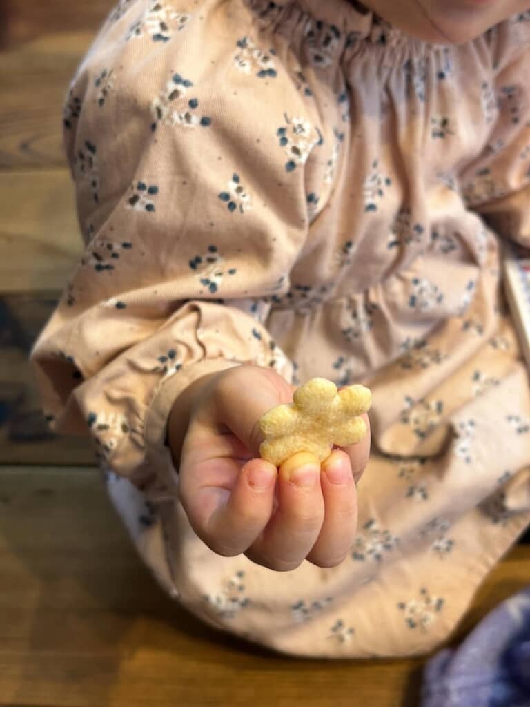 3歳の娘さんが見つけた、花形のかっぱえびせん