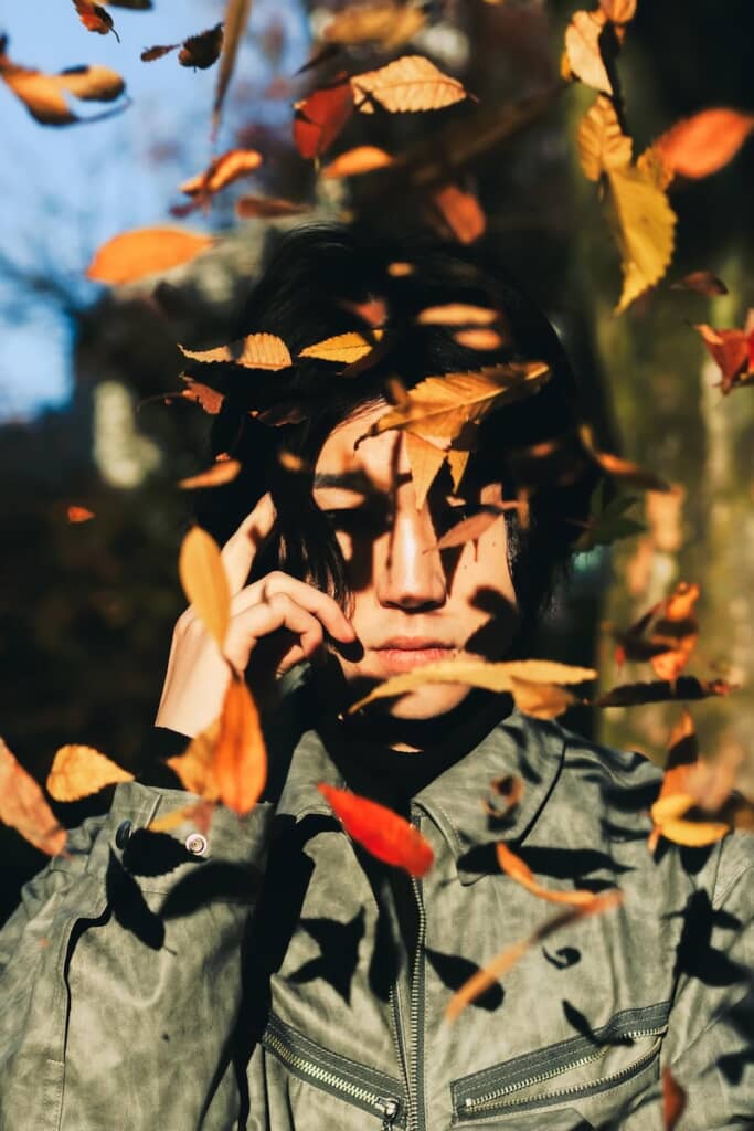 3枚目は天ノ瀬さんの顔が隠れるほど、画面が落ち葉でいっぱいに