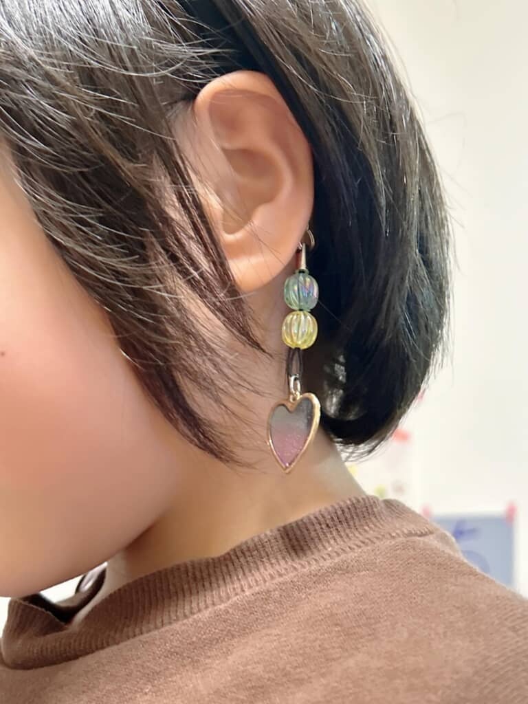 耳の下で揺れるアクセサリーがかわいい