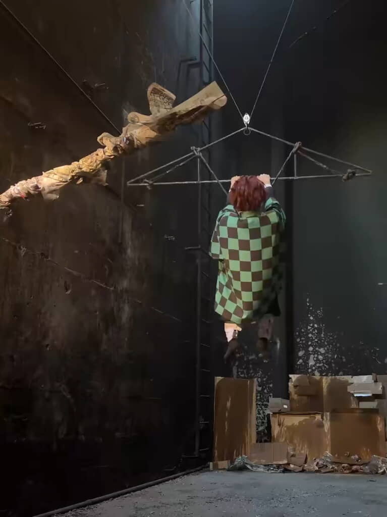 大きなハンガーのようなものにぶら下がり……