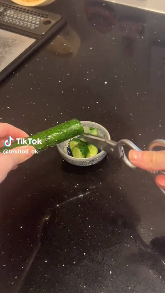 キッチンバサミでキュウリをカット