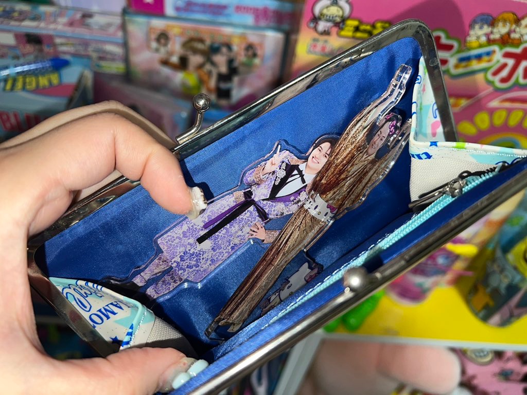 令和になって薄いクラッチバッグがアクスタポーチとして活用されるようになった！