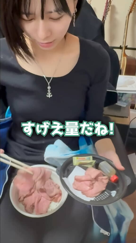 タレのかかっているごはんに盛り付けていきます