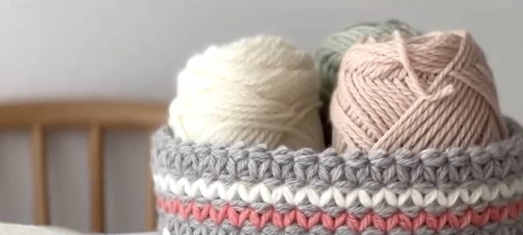 くすみカラーの毛糸を使います