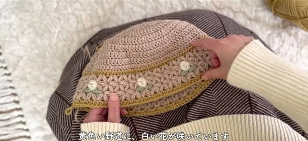 黄色い野道に白い花が咲いています