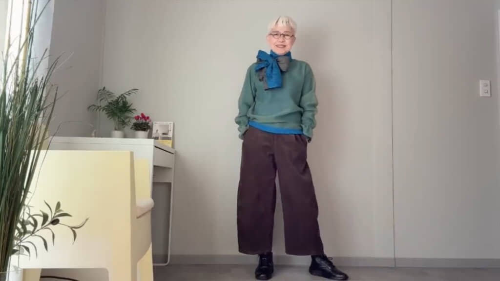 落ち着いた色×シンプルなトップスには、スカーフで華やかさをプラス