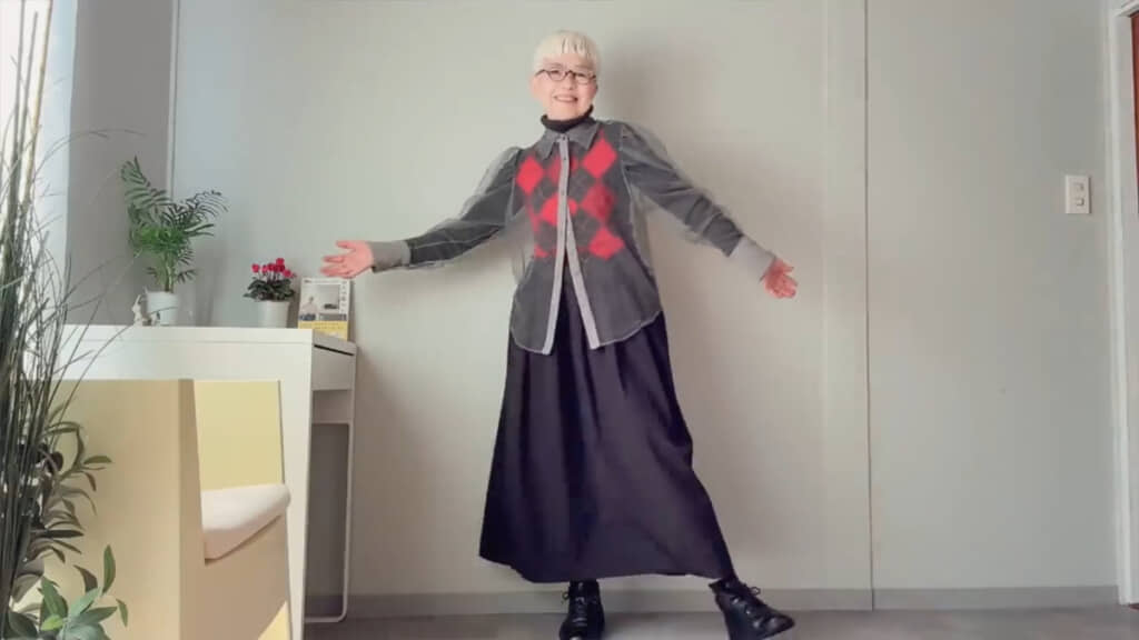 アーガイルセーターにもシアーブラウスがマッチ