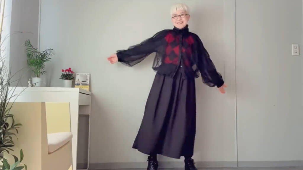 ブラックのシアーブラウスを重ねてもおしゃれです