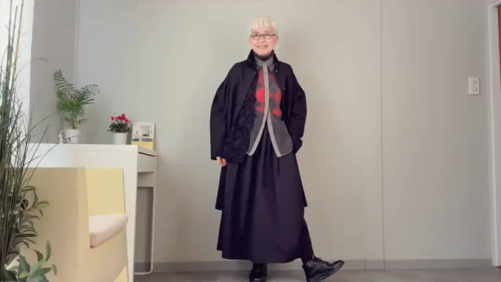 コートも含めてほとんどブラックですが、大人っぽさと華やかさを感じます