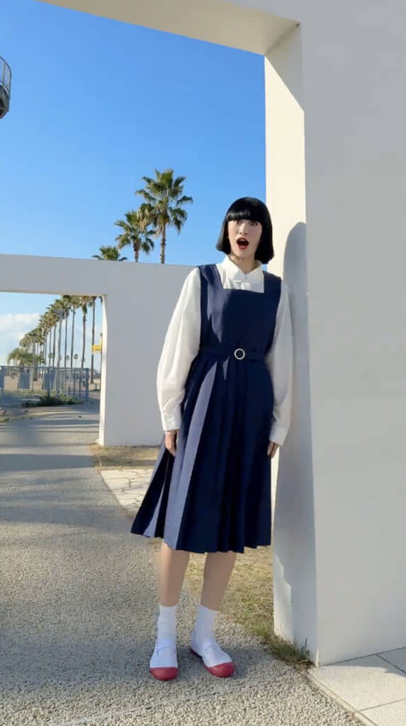 おなじみの制服＆おかっぱ衣装