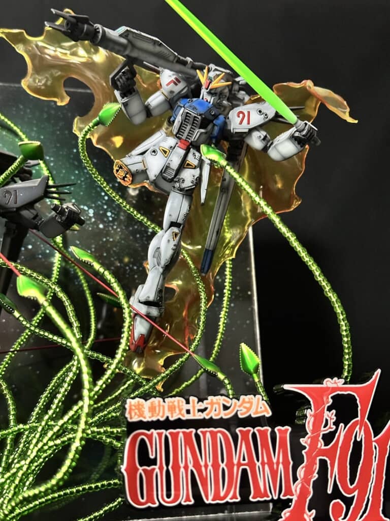 着彩したプラ板を周囲に取り付けたガンダムF91のプラモデル