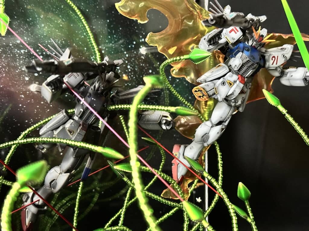右足を切断されながらも戦うF91と剥がれた装甲で形作られたF91の分身
