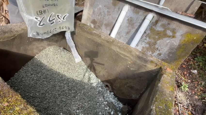 ホームセンターで買ってきた小石を3層目に敷く様子