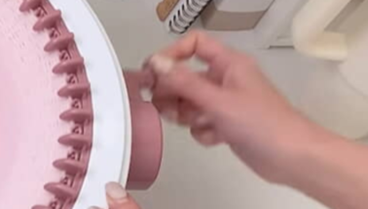 毛糸を“くるくる”するだけで……　完成したかわいいアイテムの出来映えに反響「すばらしい」「とてもきれい」【海外】（1/3） | 編み物 ねとらぼ