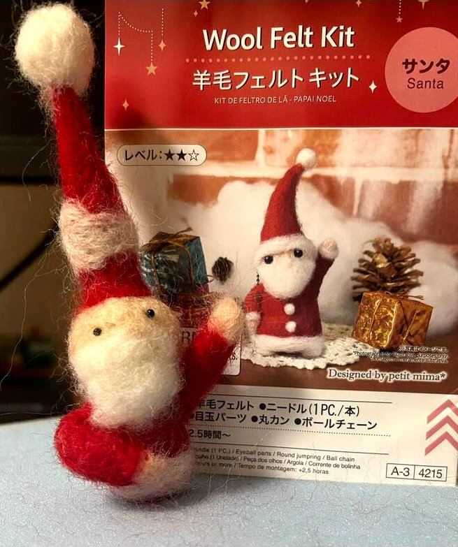 完成したサンタさん（画像左）。帽子がよく見ると独特です