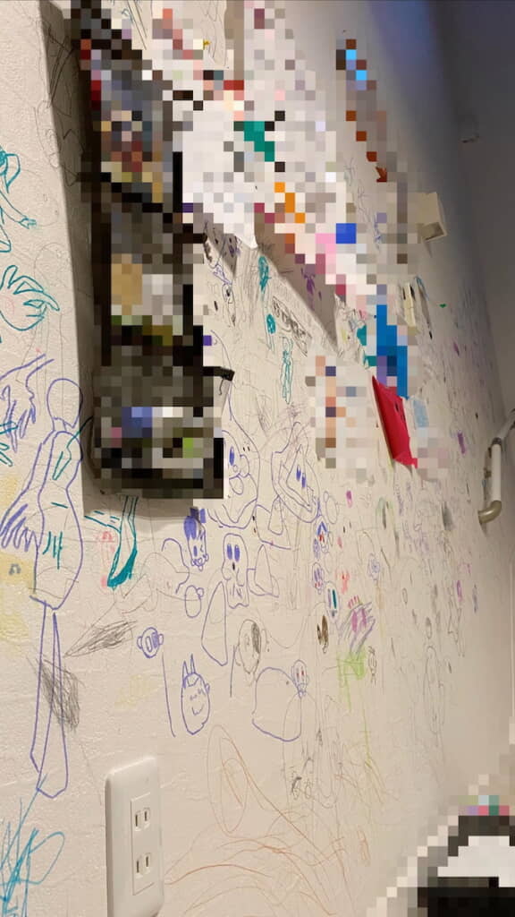 リビングから中2階にかけての壁は絵でいっぱい。「ここまできたらもうペンキとかでアーティスティックに描いてほしいです」