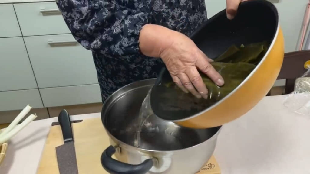 昆布のもどし汁を鍋に投入