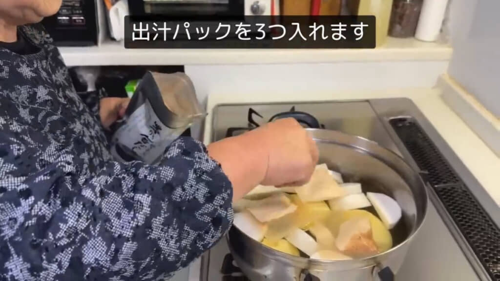 大根とじゃがいもから煮込んでいきます