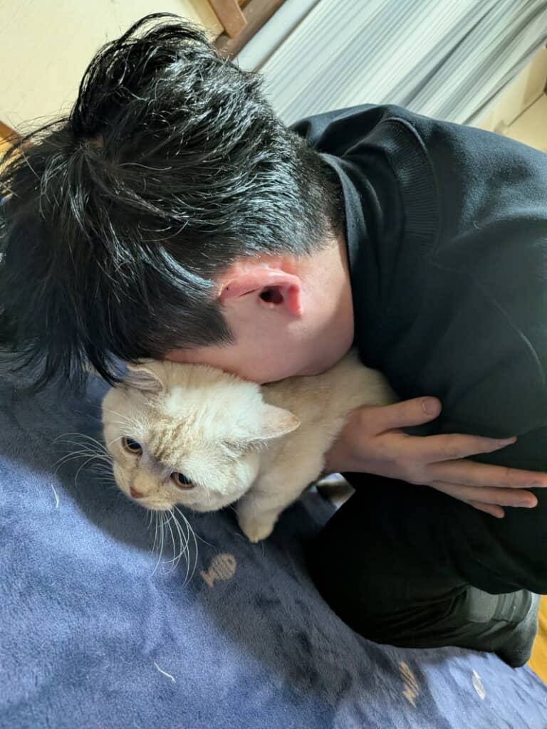 次は猫ちゃんの背中を吸います