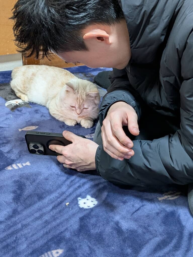 一緒に動画を観ているかと思ったらインカメを観ていた2人