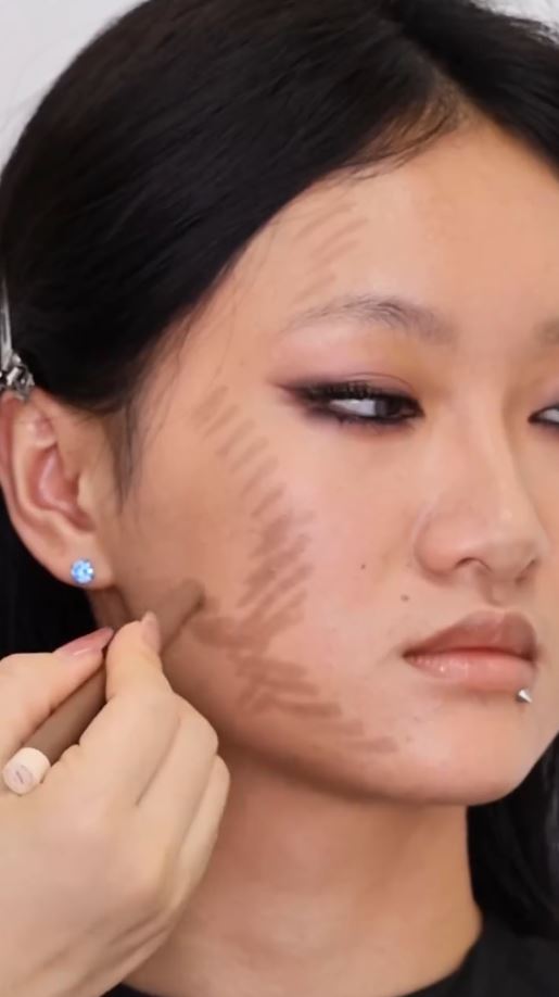 アゴをシェーディングでがっつり削る