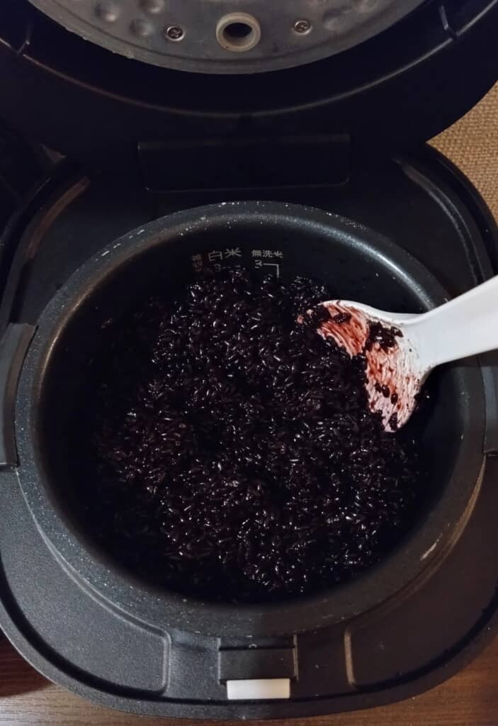 真っ黒＆しゃもじが赤い……