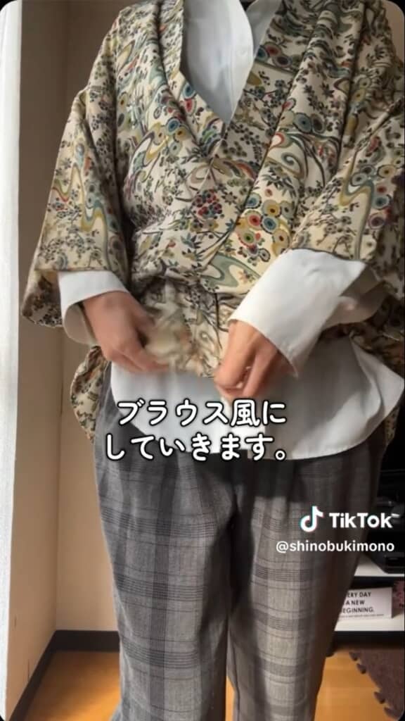下から白シャツを覗かせます