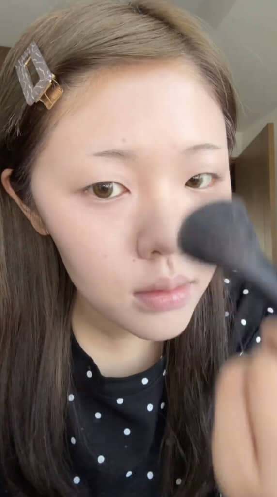 パウダーを載せてふわふわマット肌に