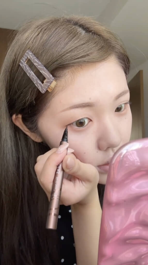 目尻のアイラインは“タレ＆ハネ”！