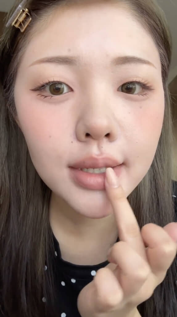 自然になじむオレンジベージュのリップ