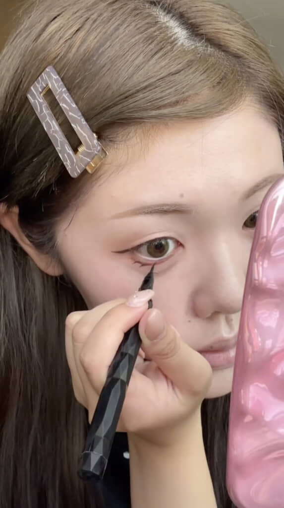 少しオーバー気味に地雷盛りラインと下まつげを描きます