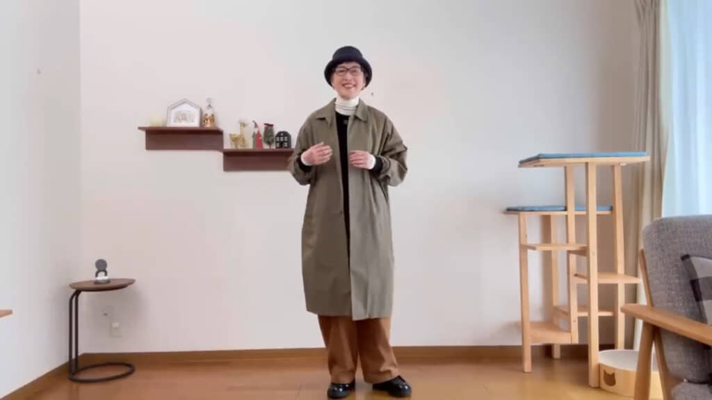 タートルネックの白が差し色に