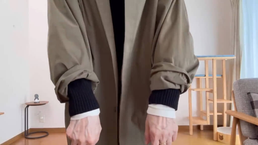 大きめサイズをゆったり着つつ、袖はまくってコーデに抜け感をプラス