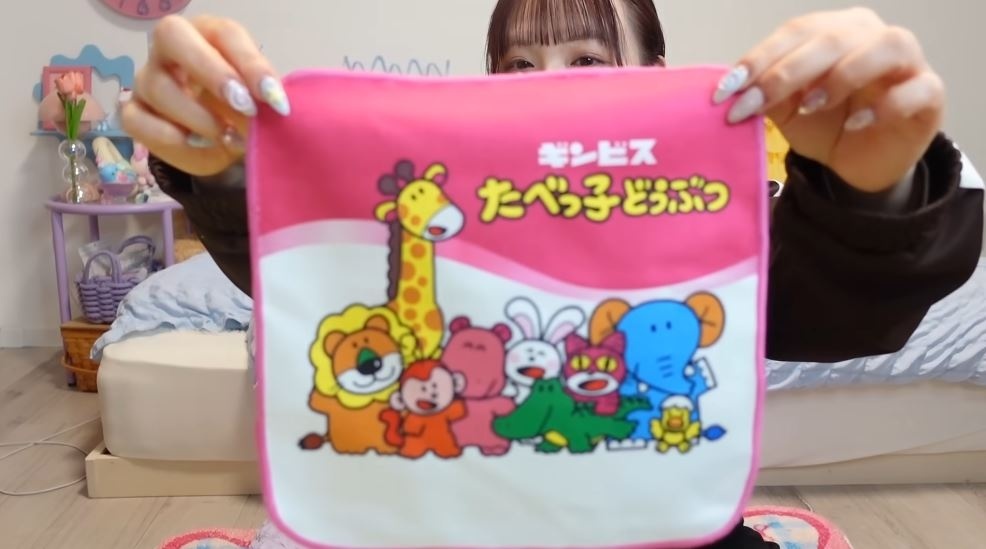 「たべっ子どうぶつ」のパッケージのタオルハンカチ