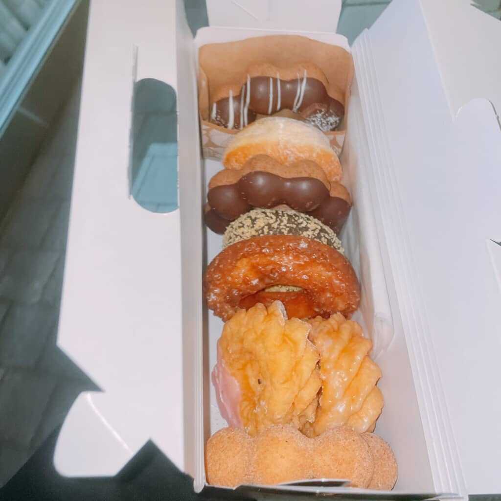 箱に並んだ種類豊富なドーナツセット