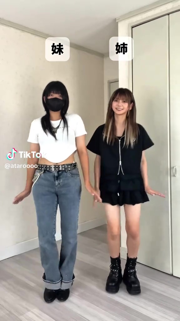 まずはミニスカートとデニムの入れ替えコーデ