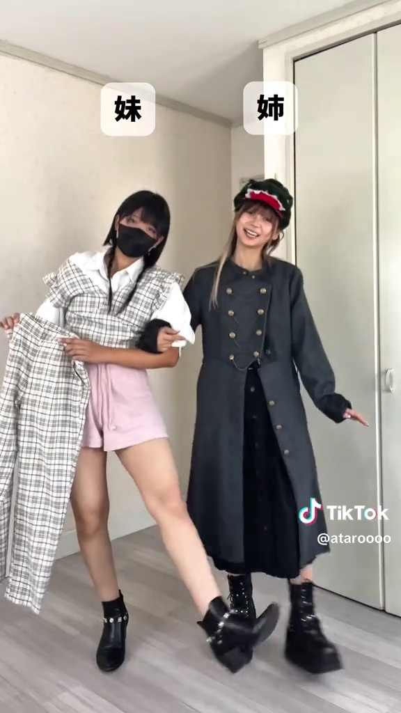 姉は下に履いているスカートを見せ、妹はボトムスを手に持ちます